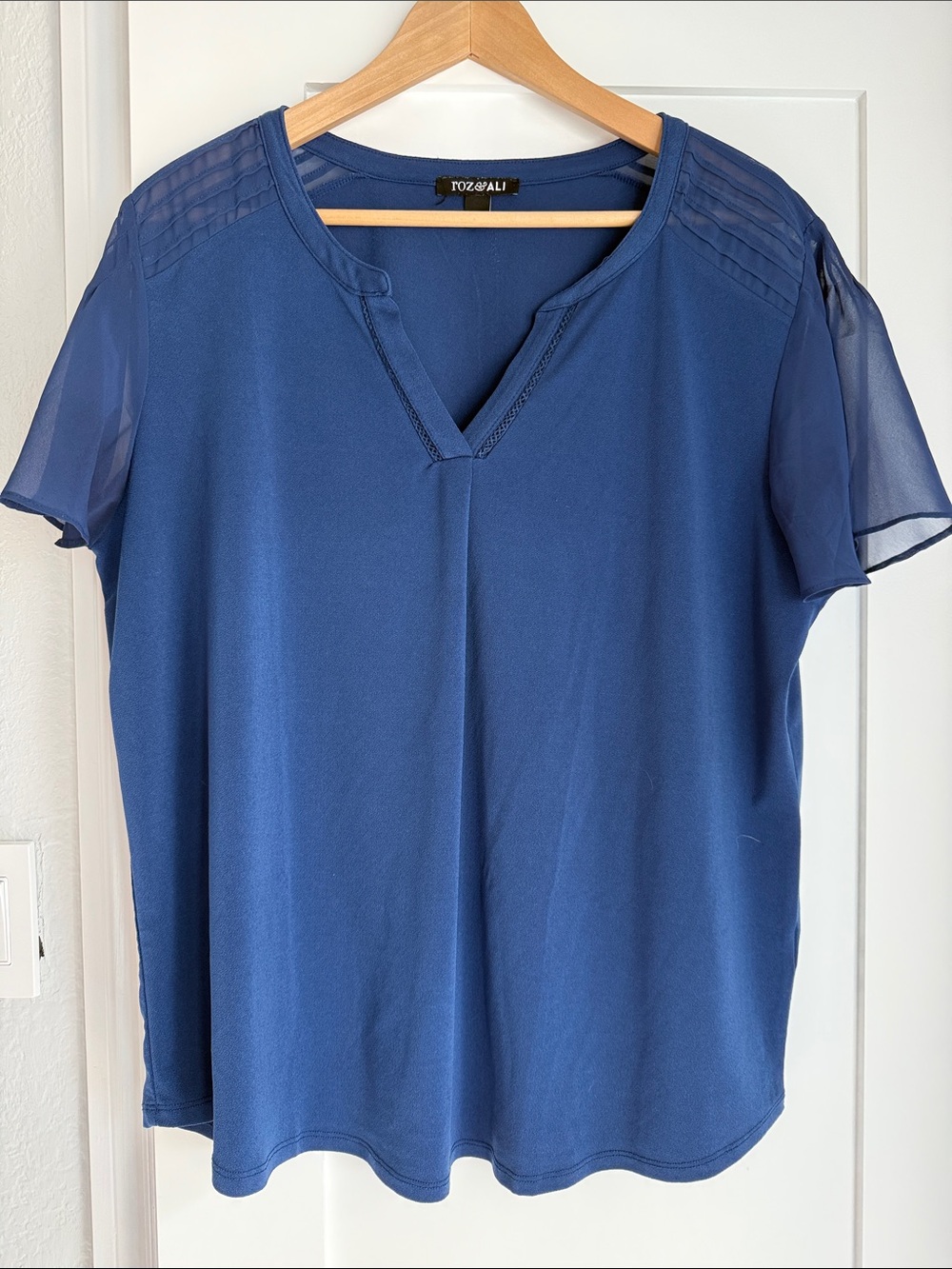 Roz & Ali V-Neck Short Sleeve Shirt Blouse with sheer flutter sleeves Size XL